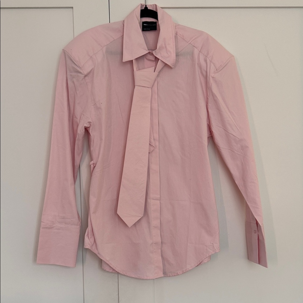 ASOS baby pink cinch waist shirt with shoulder pads and tie - Picture 3 of 7